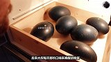 大叔捡到6颗墨绿色的巨型鸟蛋，竟还给鸟蛋打孔，没想到孵出幼鸟
