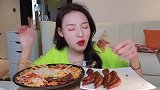 好好吃饭了，美女张喜喜吃虎皮鸡爪和螺蛳粉