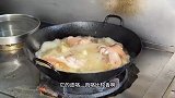福建大叔做祖传红烧猪脚包，1个3斤多的大猪肘，每天要卤20多个