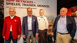 拜仁为海因克斯举办个人展 鲁梅尼格出席赠送红色纪念西服