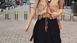 街拍超酷的姑娘，裤子太有个性了，一般人模仿不了！