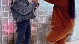 现实告诉我们，就算你穿着玩偶服，也不能随便调戏姑娘