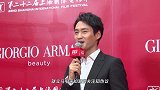 袁弘中国风印花上衣造型别致戴白色渔夫帽对镜挥手