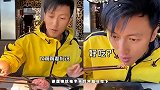 谢霆锋吃火锅太豪放！一大碗辣椒全倒锅里，大口吃猪脑花一脸享受