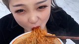 户外直播吃会冒烟的火鸡面，这小姐姐太拼了