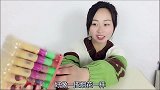 妹子试吃“疯狂手指糖”，十个手指全部戴上后，瞬间变魔女？