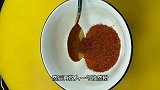 把豆腐切成块，淋入半碗白酒，每次米饭都不够吃