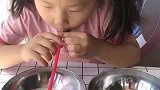 女儿把吸管放在泡泡水里，吹出了好多泡泡啊