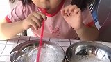 女儿把吸管放在泡泡水里，吹出了好多泡泡啊