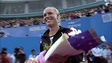 网球-14年-沃兹尼亚奇给李娜献花 丹麦甜心献上对娜姐祝福-新闻
