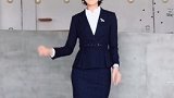 这是一个既安静又有内涵的小姐姐