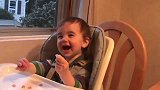 小宝宝正在吃饭，下一秒听到爸爸回来了，瞬间眼神都亮了，真暖心