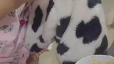 女子和姐妹没一起吃火锅，不吃香菜的姐妹终于吃完后