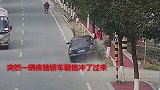轿车撞上路边“起飞” 大叔碎步走位躲过一劫
