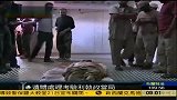 利比亚大批民众排队观看卡扎菲 尸体可能海葬