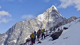 四姑娘山一登山者今晨坠崖 景区称救援人员已全部出发