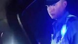 女子酒后叫代驾偶遇交警查酒驾，坐在后座询问交警能否让她吹吹