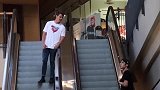 故意盯着路人一直看，路人非常惊讶