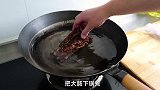 老猫今天做烟熏肥肠炒尖椒，口感筋道，一点不腻，真过瘾