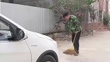 清洁工打扫卫生，碰到豪车女被羞辱打骂，豪车出现大快人心