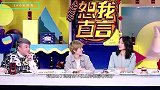 朱丹身穿蓝色深V长裙气质温柔头戴红花更衬侧颜精