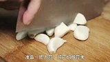 这才是蒜香鸡翅最好吃的做法，外焦里嫩，蒜香浓郁，吃完还舔手指