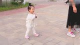 宝宝跳广场舞很自信，这舞姿告诉我们，宝宝从来没服过谁！