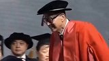 90岁李嘉诚，最后一次参加汕大毕业典礼宣布每年捐助1亿元，帮