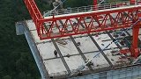 实拍贵州一座300多米高的世界级大桥建造现场，看着腿软