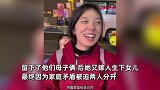 28岁宝妈带娃摆摊给儿子治病，网红博主得知后转账5万，妈妈笑着笑着就哭了