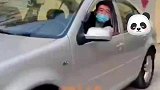 两车狭路相逢无法通行，司机剪子包袱锤决出优先通行权