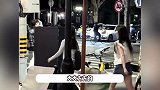 刘亦菲上海逛街被偶遇，穿牛仔短裙爆改清爽女大，真人又瘦又美