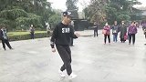 陕西西安：看视频自学7年！卖水哥变身公园霹雳舞明星