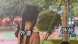 52岁的外婆身材似少女，和外孙站在一起更像是姐弟
