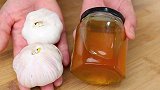 大蒜加蜂蜜泡水，解决很多男性朋友的一大难题，回家试试