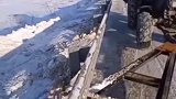 除雪设备慢慢推雪