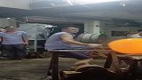 玻璃炼制车间，制成全靠嘴功，师傅可真是厉害！