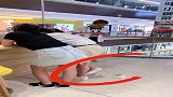 美女公众场合脱鞋，脚气太重，小哥这动作没毛病！