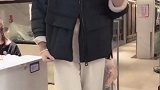 简单款羽绒服搭配宽松米色休闲裤，显得姑娘很有精神