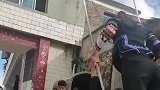 村里一年一度的荡秋千大赛，吸引青年靓女前来参与