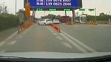 行车记录仪高速口遇到这种车一定要停下来，因为他想要蹭你的