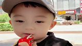 儿子长大了不好忽悠了，喝口奶都难了！