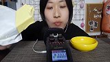 心情不好吃黄油，还能发出这样的声音，卡路里直线上升