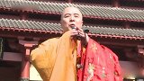 “唐僧”徐少华穿袈裟演出，60岁圆脸显小，吃饭还戴墨镜