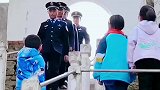 小朋友在烈士陵园门口玩耍，看到民警后立即向民警敏礼