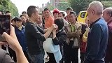 都是出来打工的，何必为难一个妇女