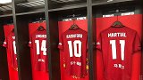 一触即发！曼联抵达虹口球场 拉什福德迎接球迷欢呼