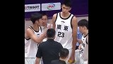 什么情况？广东球员徐昕比赛中硬刚杜锋指导