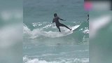 国外搞笑系列，外国小伙这冲浪玩的也太秀了