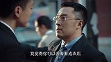 男子拖着主任说点私事 他年轻的遭遇有点惨